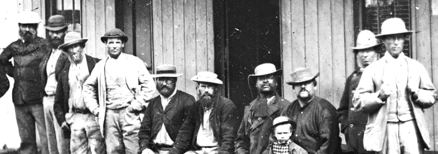Men outside James Tattersall's Hotel, Hill End ON 4 Box 11 No 70209 Digital order no: a2822908 State Library of NSW